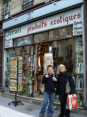 Pa et La devant chez Izrael.jpg
