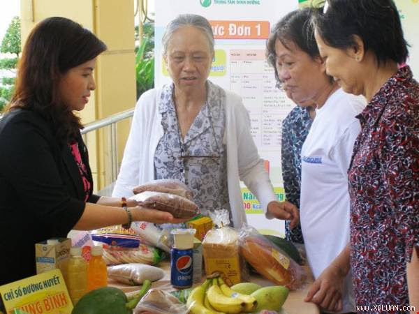 BS Đỗ Thị Ngọc Diệp (trái) đang hướng dẫn thực đơn dinh dưỡng cho bệnh nhân tiểu đường. Ảnh: TRẦN NGỌC