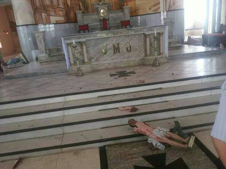 O homem entrou na igreja e começou a destruir as imagens