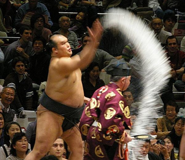 相手の力士が飛ばした塩が行司にかかりそうだったから手の風圧で押し返した フェスティバルへのボケ ボケて Bokete