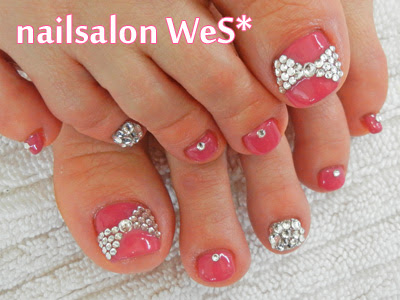 クリスタルストーンのおリボンフットネイル みゆき Wes のネイル ネイルクルー