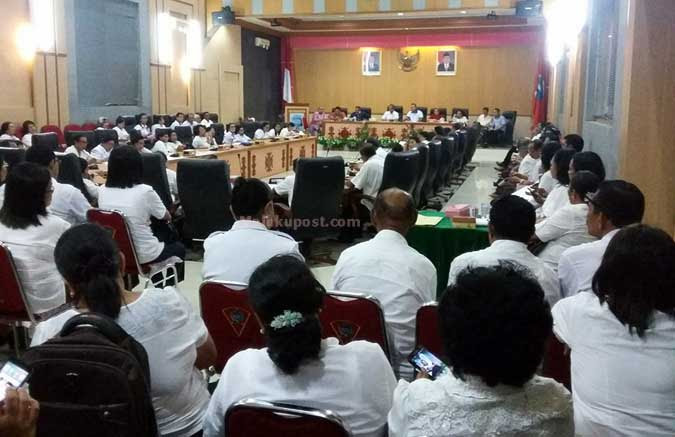 Ambon, Malukupost.com - Ratusan kepala Sekolah (kepsek) Tingkat Sekolah Dasar (SD) dan Sekolah Menengah Pertama (SMP) se-kota Ambon datangi kantor Dewan Perwakilan Rakyat Daerah (DPRD), Rabu (26/10. Berdasarkan pantauan, kedatangan ratusan Kepsek tersebut diketahui untuk mengkoordinasikan berbagai persoalan pendidikan, baik persoalan pemerataan guru, pengelolaan Dana Bos hingga legalitas sarana dan prasarana sekolah, pada sekolah SD maupun SMP Kota Ambon. Dan berdasarkan data yang dihimpun jumlah kepsek yang datang yaitu untuk tingkat SD dari 46 sekolah yang hadir sebanyak 40 orang kepsek dari 46 sekolah , sedangkan tingkat SMP dari 197 sekolah yang hadir sebanyak 160 orang kepsek. "Beranjak dari pertemuan Komisi I dengan tenaga 534 tenaga Honorer yang mayoritas terdiri dari tenaga pendidikan, oleh karena itu kita ingin mengkonfrontir keberadaan mereka di pihak sekolah pada tingkat SD dan SMP," ungkap ketua Komisi II DPRD Kota Ambon, Lucky Upu Latu Nikijuluw, di Ambon, Kamis (27/10). Menurut Nikijuluw, pertemuan saat ini juga Komisi II, ingin mendengar apakah pemanfaatan dana bos di setiap sekolah sesuai dengan petunjuk teknis yang telah ditetapkan oleh kementerian pendidikan dan Kebudayaan (Kemendikbud) RI. "Kita juga ingin mengetahui apakah kondisi status sekolah itu terkait dengan akte pendirian dan status tanahnya bermasalah atau tidak. Ternyata ada beberapa sekolah yang mempunyai persoalan tersebut, salah satunya adalah SD hative besar," tandasnya. Dijelaskan Nikijuluw, dalam rapat yang dilakukan, Komisi II mendapati ternyata ada beberapa kekurangan yang perlu dilakukan pembenahan, dalam hal jumlah distribusi guru terhadap tiap sekolah yang sudah melalui analisis kebutuhan oleh Dinas Pendidikan Kota Ambon. "Setelah ini dalam waktu dekat Komisi II akan memanggil Dinas pendidikan Kota Ambon, untuk membahas berbagai persoalan pendidikan di Kota Ambon, serta Badan Kepegawaian Daerah (BKD) Kota Ambon, untuk menuntaskan persoalan tenaga honorer. Nikijuluw menambahkan, komisi II akan melakukan on the spot terhadap titik persoalan yang telah ditemukan melalui rapat koordinasi hari ini. "Bila perlu kita akan meminta pimpinan DPRD untuk melakukan rapat gabungan komisi untuk menindaklanjuti persoalan akte tanah sejumlah sekolah di Kota Ambon," tegasnya Nikijuluw katakan, penyebab persoalan tanah, akan sangat berdampak yang tidak baik, bagi mutu pendidikan suatu sekolah, dan juga sangat mengganggu proses belajar mengajar karena ada klaim terkait kepemilikan tanah oleh pihak lain di luar pihak sekolah dan dinas pendidikan. (MP-8)