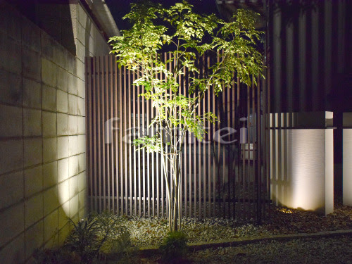 施工例シンボルツリー シマトネリコ 常緑樹 植栽 木製調目隠しフェンス塀 Lixilリクシル プログコートフェンスf3型 格子材 照明 Takashoタカショー ガーデンアップライト オプティm型 ライティング 現場番号