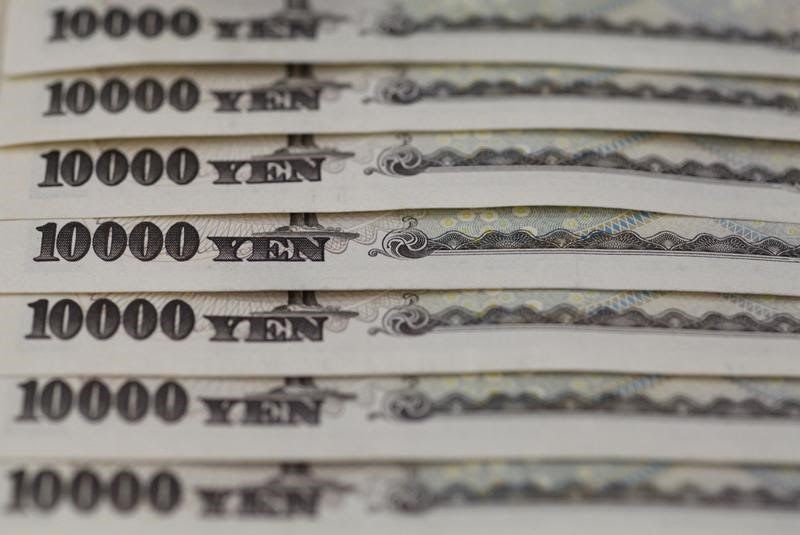 © Reuters. Dollar down sharply vs yen