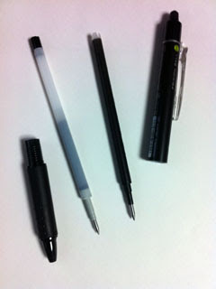 Frixion Ball Knock と三菱鉛筆の Uni Ball Fanthom の替え芯 グレープシードオイル