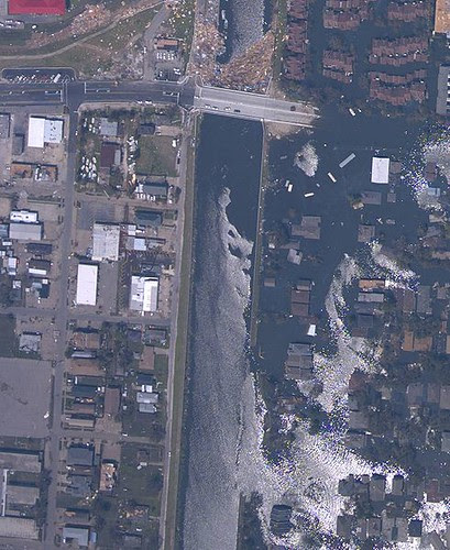 490px-NOAA_Katrina_NOLA_17th_Street_breach_Aug_31_2005