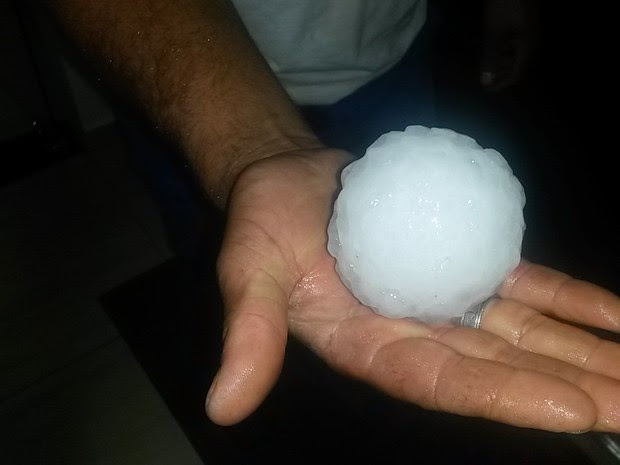 Pedras de gelo chegaram ao tamanho de uma laranja, contam moradores. (Foto: Ana Cláudia Lima/Arquivo pessoal)