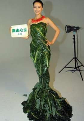 بالصور.. ممثلة ترتدي ثوبا من الخس وعقدا من الفلفل الحار