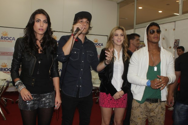 Elenco de "Rebeldes" autografa cds em shopping carioca (Foto: Fabio Martins / AgNews)