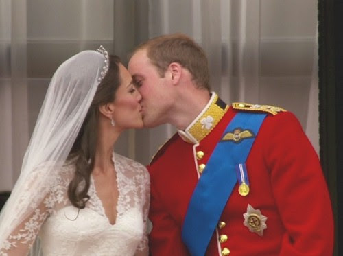 Prinz William, Kate Middleton, Prinz Harry - Los príncipes se besan en el balcon del palacio de Buckingham