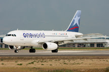 One World Alliance: <br>  Airbus A319 CC-CYE: