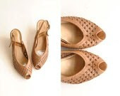 Woven Sandals  Sz 8.5  //   Peep Toe Sandals Size 8 1/2   //  CARAMEL TOFFEE - VintageUrbanRenewal