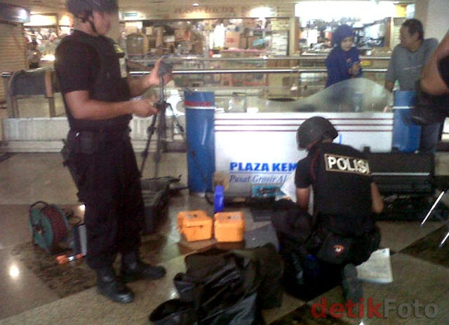 Gegana Periksa Paket Mencurigakan di Kenari Mas