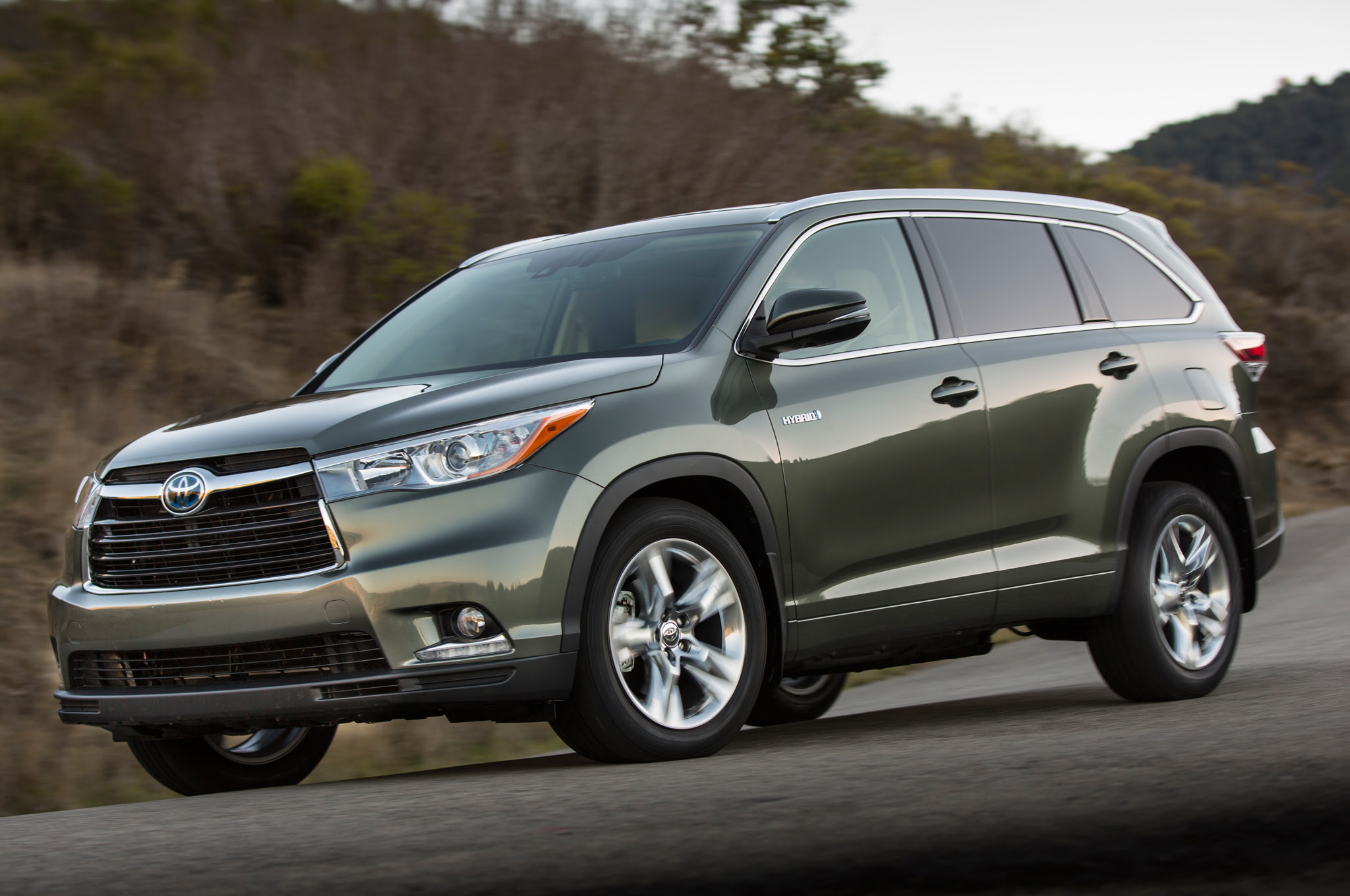 2014-Toyota-Highlander-Hybrid-front-three-quarters-view
