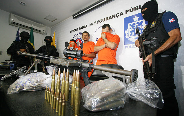 Polícia baiana apresenta suspeitos presos com metralhadora antiaérea, que pode derrubar helicóptero e perfurar carros blindados