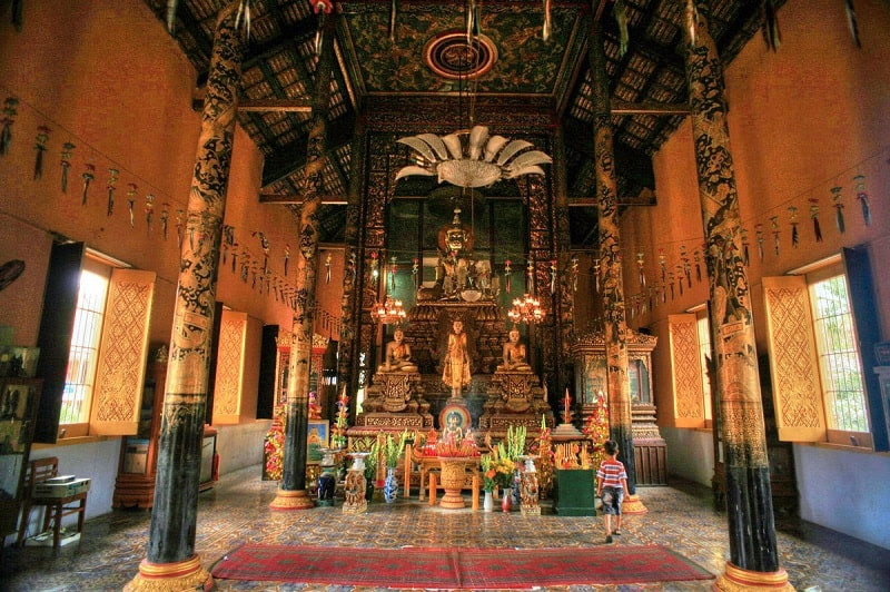 Bên trong chùa Kh’leang