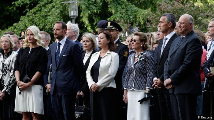 Familia ya Kifalme ya Norway ikiwa na Waziri Mkuu Jens Stoltenberg wakati wa kumbukumbu ya mauaji ya watu 77 mwaka mmoja uliopita.