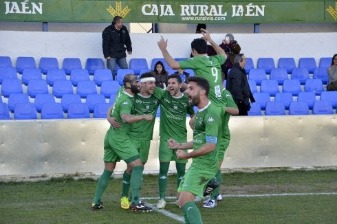Juanfran celebra con sus compañeros uno de los goles del Villanovense. :: opta