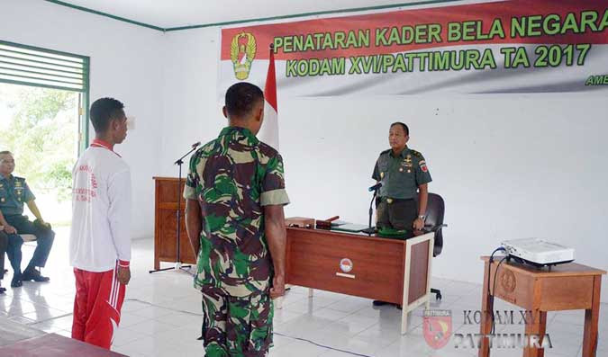 Ambon, Malukupost.com - Kodam XVI/Pattimura menggelar Penataran Kade Bela Negara, bertempat di Markas Komando Dodik Bela Negara, Rindam XVI/Pattimura di Desa Suli, Kabupaten Maluku Tengah, Senin (12/6). Penataran yang diikuti 62 pelajar SMA sekota Ambon itu dibuka secara resmi oleh Kasdam XVI/Pattimura, Brigjen TNI Tri Soewandono, mewakili Pangdam Mayjen TNI Doni Monardo. Pangdam dalam amanatnya yang dibacakan Kasdam mengatakan, Bela Negara adalah tekad, sikap dan perilaku warga negara yang dijiwai kecintaan kepada NKRI (Negara Kesatuan Republik Indonesia) yang berdasarkan Pancasila dan UUD 1945, rela berkorban demi menjamin kelangsungan hidup bangsa dan negara.