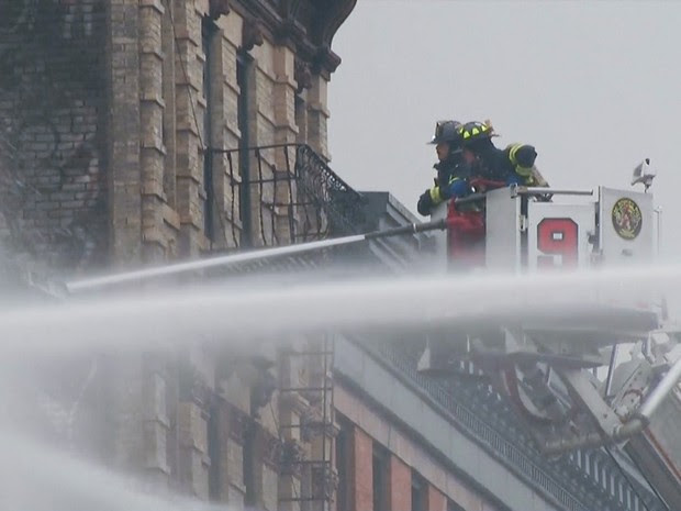 Bombeiros trabalham para combater incêndio em prédio no East Village, no distrito de Manhattan, em Nova York (Foto: Reprodução/Globo News)