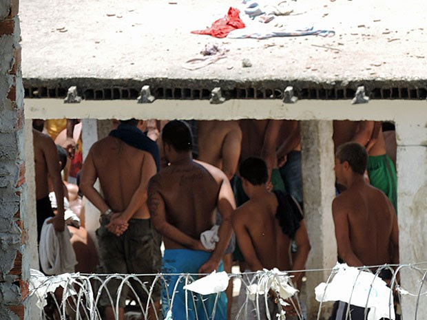 Presos são levados de volta às celas depois da rebelião (Foto: Katherine Coutinho/G1)