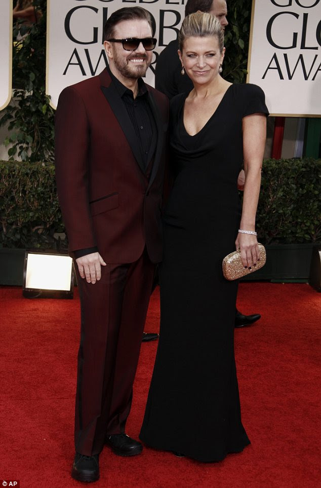 Olhar afiado: Golden Globes anfitrião Ricky Gervais saiu em um terno de sangue vermelho como ele e seu parceiro Jane Fallon passou pelo tapete vermelho 