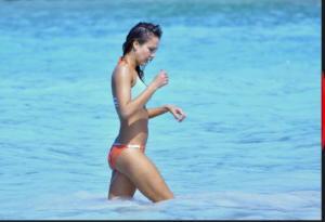 Jessica Alba muestra su cuerpazo en la playa…