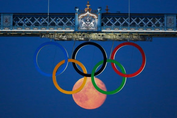 moon and olympic rings optical illusion