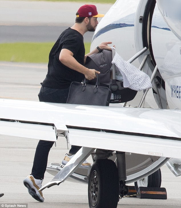 Serena Williams, husband Alexis Ohanian & their daughter jet out of New Orleans for their honeymoon (photos)
