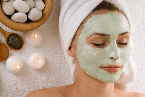 Rất đơn giản, chỉ cần trộn một thìa bột trà xanh với một thìa mật ong nguyên chất, có thể cho thêm 2 – 3 giọt nước cốt chanh để làm tăng hiệu quả trắng da. Sau khi rửa mặt sạch, thoa đều hỗn hợp lên da, mát xa nhẹ nhàng trong vòng 15 phút rồi rửa sạch mặt với nước mát. Thực hiện đều đặn 2- 3 lần/ tuần để có được làn da trắng mịn như mong muốn.
