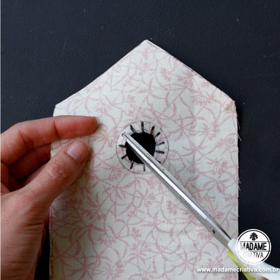 Como fazer uma casinha de passarinho com papelão e tecido estampado - casa de passarinho - Dicas e passo a passo com fotos - Tutorial with pictures - How to make bird house with paperboard and fabric - DIY - Madame Criativa - www.madamecriativa.com.br