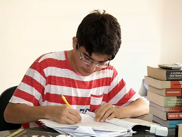 Tiago fez Enem em 2012, aos 14 anos, e passou para medicina (Foto: TV Verdes Mares/Reprodução)