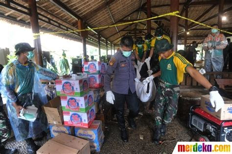 foto tim sar evakuasi jenazah korban tsunami  lokasi