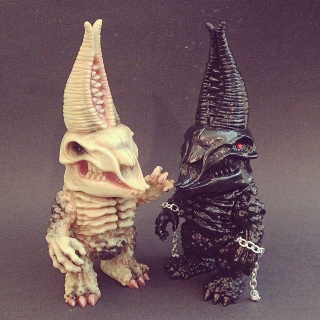 Splurrt × Mutant Vinyl Hardcore's "Bone Usir DX" sofubi in unpainted black and hand-painted bone editions!
