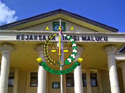Ambon, Malukupost.com - Penyidik Kejati Maluku melakukan penyitaan rumah milik HAT alias Hentje, salah satu tersangka kasus dugaan korupsi dan Tindak Pidana Pencucian Uang (TPPU) skandal pembelian lahan dan gedung untuk kantor cabang PT. Bank Maluku-Malut (BM) di Surabaya. "Penyidik melakukan penyitaan terhadap aset yang diduga milik Hentje sebagaimana dilihat dasar penyitaannya ada penetapan hakim tipikor pada Kantor Pengadilan Negeri Ambon serta surat penyitaan dari kepala Kejaksaan Tinggi Maluku," kata Kasie Penyidikan Kejati setempat, Ledrik Takendengan di Ambon, Selasa (27/9). Tim penyidik dipimpin Ledrik dan mendapat pengawalan satu regu Brimob Polda Maluku bersenjata lengkap mendatangi rumah Hentje di Negeri Amahusu, Kecamatan Nusaniwe (Kota Ambon) sekitar pukul 18.34 WIT untuk melakukan pemasangan tanda penyitaan dan dihadiri Kaur Pemerintahan Negeri Suli, John Izak serta ketua RT setempat. Penyitaan dilakukan berdasaran penetapan Pengadilan Tipikor pada Kantor Pengadilan Negeri Ambon nomor 100/ Pen.Pid.Sus-TPK/2016 tanggal 23 september 2016 memberikan izin khusus atas tindakan penyitaan yang dilakukan oleh kejati Maluku terhadap tanah dan bagunan rumah berdasarkan sertifikat hak milik nomor 527 tanggal 27 Mei 2009 atas nama Roland Fredy Matruty dan tanah serta bangunan rumah berdasarkan sertifikat hak milik nomor 1015 tahun 2014 juga atas nama Roland Matruty. Kemudian penyitaan ini diperkuat dengan surat perintah penyitaan Kejati Maluku nomor Print-321/S.1/FD.1/09/2016 tanggal 26 September 2016 Menurut Ledrik, proses penyitaan berjalan baik dan aparat pemerintah Negeri Amahusu maupun ketua RT di lingkungan setempat termasuk pihak yang saat ini secara formal sebagai pemilik hadir dan sudah menandatangani berita acara penyitaan. Bangunan yang disita luasnya lebih dari 300 meter persegi tetapi terbagi menjadi dua bagian, dimana satu bagian seluas 235 meter persegi saat ini sudah dikuasai orang lain atas nama Roland Matruty dan bagian lainnya seluas 81 meter persegi masih atas nama tersangka HAT alias Hentje. "Awalnya aset ini milik HAT dan saat ini telah dialihkan atas nama Roland Matrurty dan prinsipnya penyidik sekarang sudah memiliki cukup bukti bahwa diduga kuat tersangka dalam perkara TPPU telah mengalihkan aset ini kepada pihak lain," tandasnya. Mengenai pembuktiannya seperti apa, nanti di persidangan akan terlihat dan semua ada waktunya jadi kalau seseorang sudah dinyatakan sebagai tersangka dan buru-buru mengalihkan aset berarti orang bisa meraba-raba tujuannya untuk apa. "Kita lihat nanti siapa yang sengaja menerima aset yang bekerja sama dengan tersangka mengalihkan aset yang diduga kuat terkait dengan tindak pidana yang sementara diproses penyidik kejaksaan nanti akan kita lengkapi kalau cukup alat bukti akan dibersihkan, itulah konsekuensinya," tegas Ledrik. Meski pun kelihatannya sudah mengarah kepada upaya penggelapan aset atau ada pihak yang membantu mengalihkan aset, namun jaksa berjanji akan melakukan evaluasi dalam waktu tidak terlalu lama setelah berkas tiga tersangka skandal PT. BM-Malut jalan dan yang pasti akan ada babak baru. (MP-9)