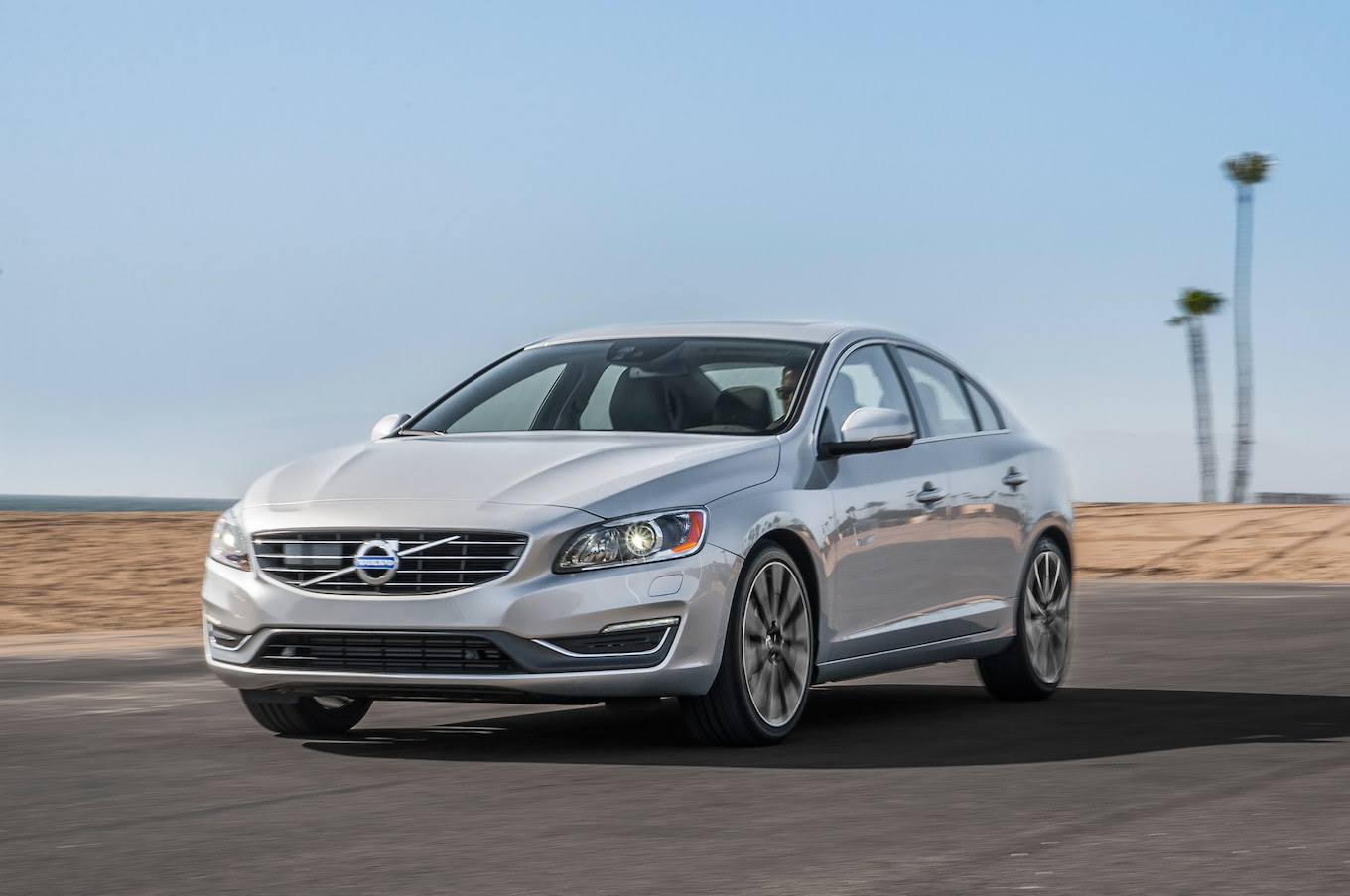 2015-Volvo-S60-T6-Drive-E-front-three-quarters-in-motion1