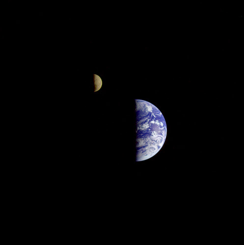 http://neyagoodguy.files.wordpress.com/2010/04/earth_moon.jpg?w=497&h=500