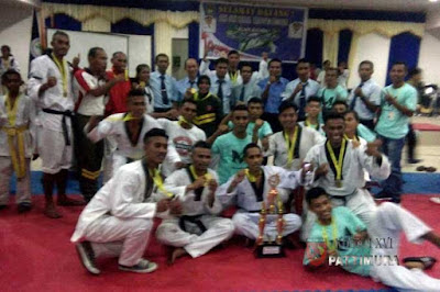 Ambon, Malukupost.com - Tim Taekwondo Kodam XVI/Pattimura meraih juara umum kedua dengan memboyong 18 medali, yakni 10 emas, dua perak, enam perunggu, di Open Turnament Bupati Cup 2017 yang dilaksanakan di Tobelo, Kabupaten Halmahera Utara, Maluku Utara. Siaran pers Penerangan Kodam XVI/Pattimura yang diterima media ini, Selasa (4/4), menyebutkan, di kategori Putra Senior, dari Kelas Fin 54 Kg Sertu Mirzan Kaimudin (Rindam XVI/Pattimura) meraih Juara III. Kelas Fly 58 Kg Sertu Jose Winy Louhenapessy (Korem 151/Binaiya) Juara I, Serda Demitrius Ngolo (Yonif Raider 733/R) Juara III, Hazkia Warkor (Pelajar) Juara III.