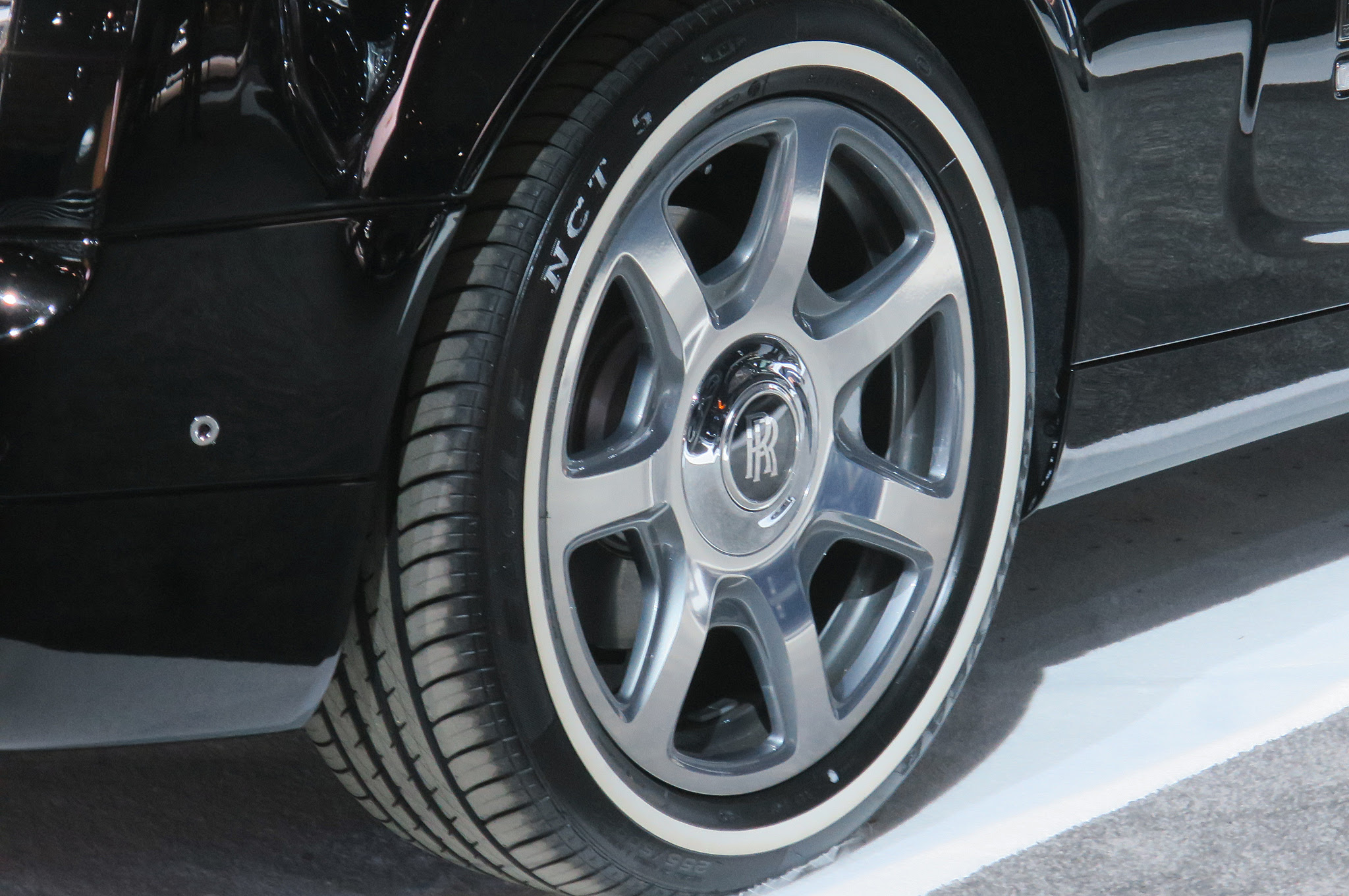 Rolls Royce Phantom Drophead Coupe whitewalls details