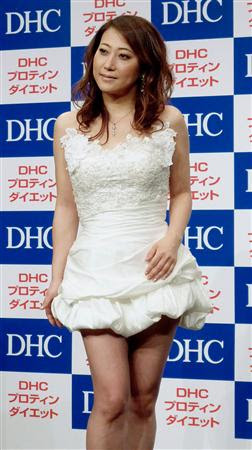 友近 復縁はないです 脚もやせて自信満々 ｄｈｃプロティンダイエット 新ｃｍ発表会で 細くなった太ももを披露する友近 ２７日 東京都内 四国新聞社
