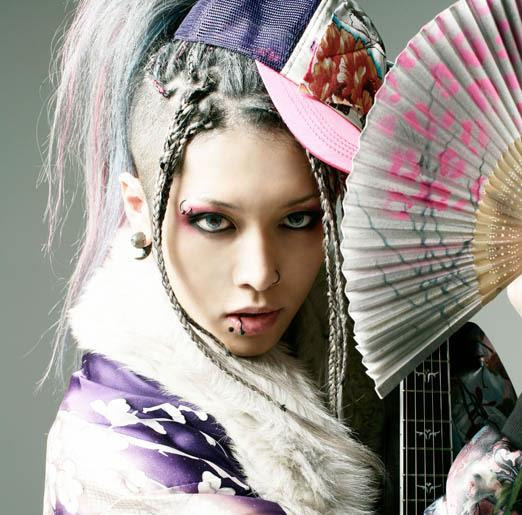 miyavi began his music career under the name miyabi in the band Dué le 