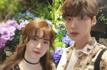 Foto: Ahn Jae Hyun Bikin Baper Posting Selfie Cantik Goo Hye Sun, Sambil Ungkap Cinta http://ift.tt/20kt43r - Berita Terkini Ahn Jae Hyun Terbaru Hari Ini -Kehidupan pernikahan Ahn Jae Hyun dan Ku Hye Sun memang selalu menarik perhatian fans. Tak heran mengingat pasangan artis ini menjadi kesayangan publik sejak resmi menikah pada Mei 2016 lalu. 