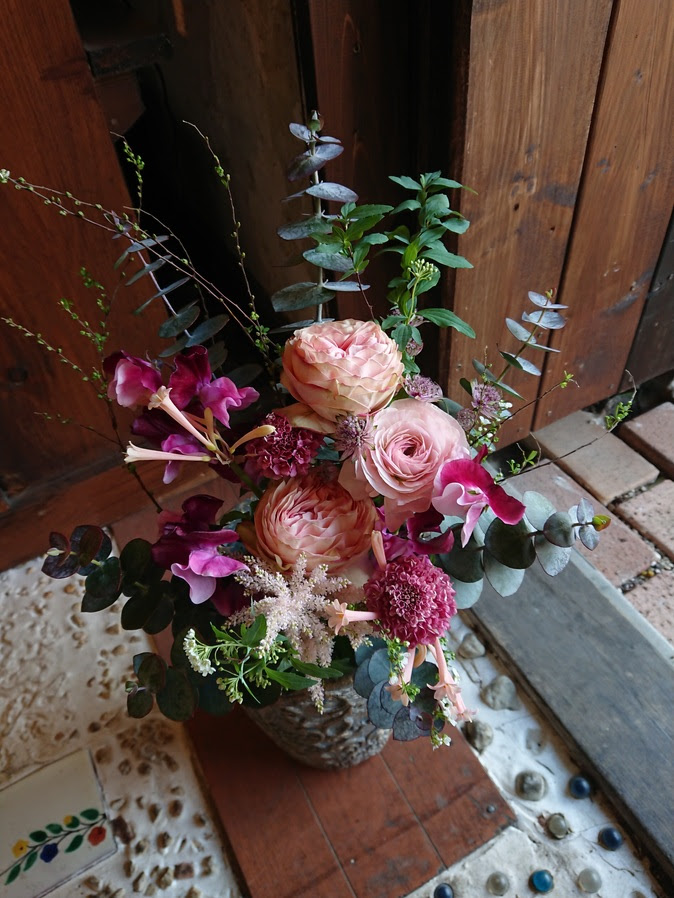 花店双葉 ページ 5 季節毎にお迎えしたこだわりのお花達と共に小さなショップを開いています