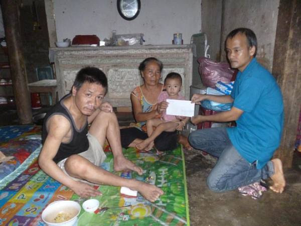  Anh Nguyễn Thành Giang (áo xanh) là một người khá nổi tiếng trong công tác thiện nguyện ở tỉnh Quảng Nam