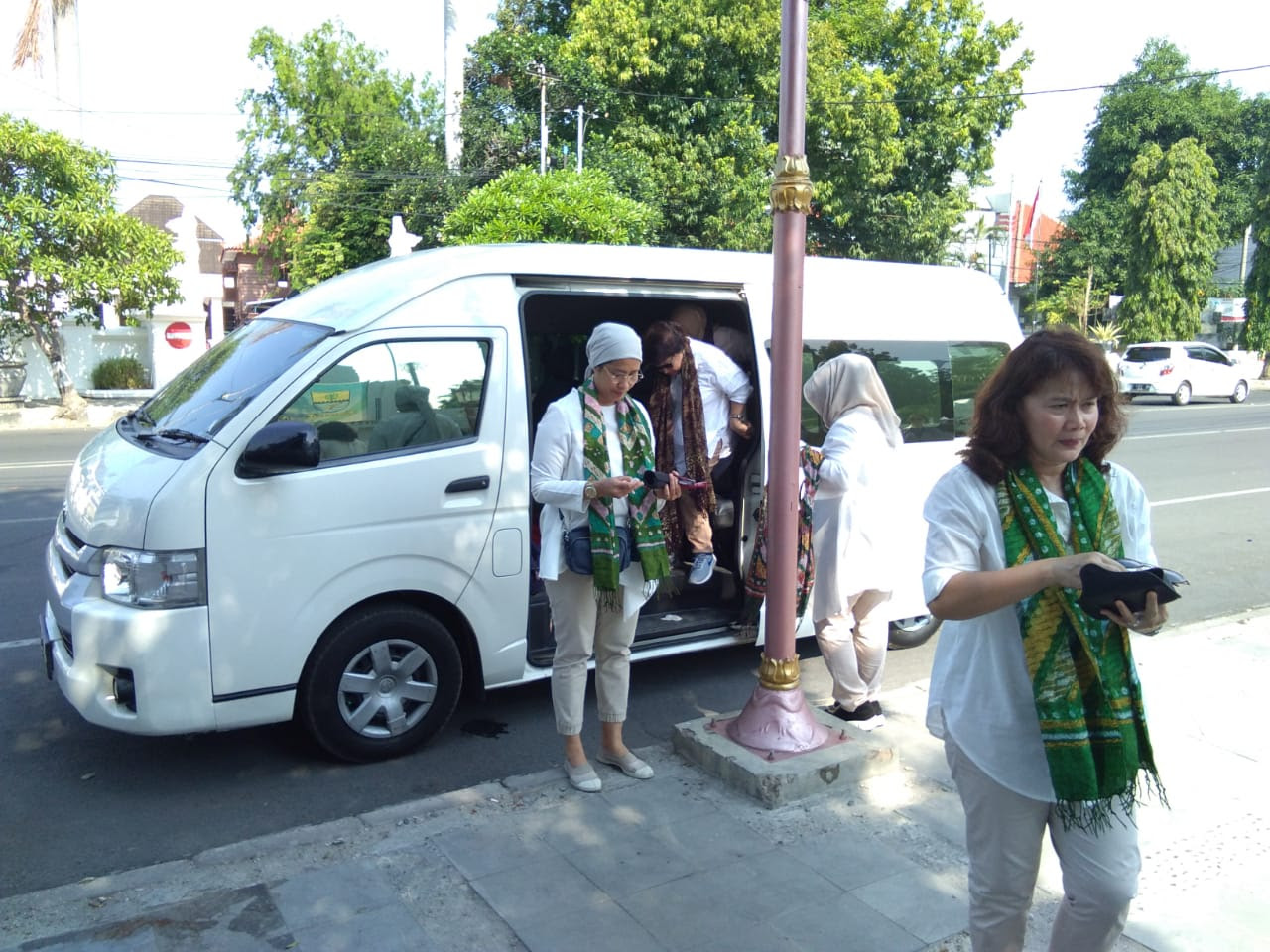 Sewa Mobil  Cirebon  Harga Murah  Dengan Sopir Berpengalaman Sewa Mobil  Cirebon  Harga Murah  Dengan Sopir Berpengalaman