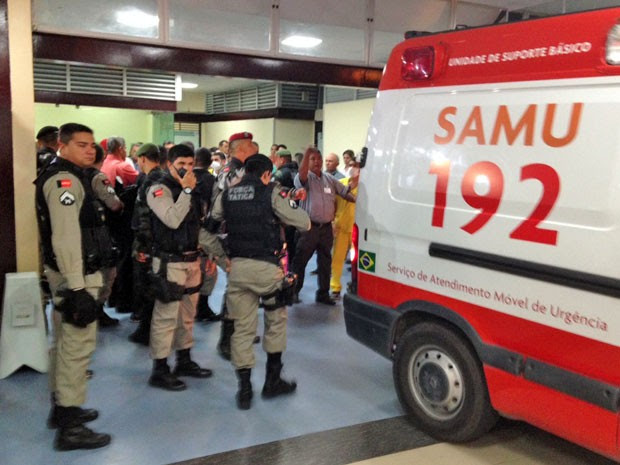 Policial Militar foi socorrido por uma equipe do Serviço de Atendimento Móvel de Urgência e levado para o Hospital de Trauma de João Pessoa (Foto: Walter Paparazzo/G1)