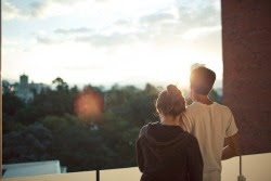 Cảm giác được ngồi bên người ấy, đầu tựa vào vai…
Cảm giác để người ấy lấy chân mình làm gối…
Cảm giác vuốt ve khuôn mặt người ấy, mái tóc xoăn, bờ trán rộng…
Cảm giác ấy…
Chỉ một phút thôi, cũng đủ khiến trái tim này tan chảy vì hạnh phúc, vì bình yên :)* 
rona-keller:

(via andrew and carissa)
