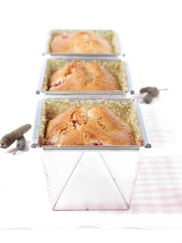 Piccoli cake con fragole e pepe lungo