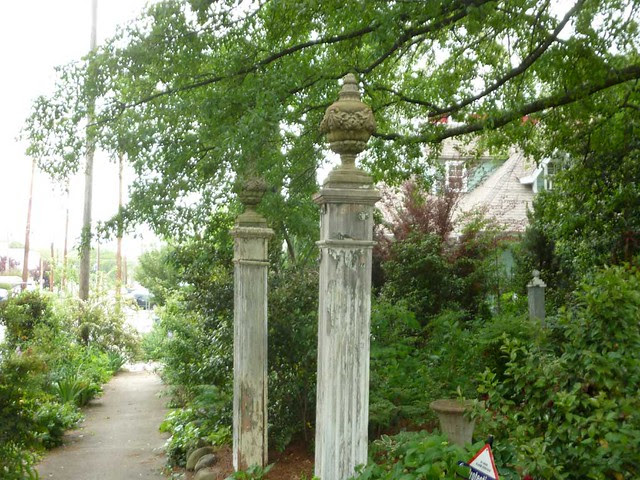 P1090880-2011-04-15-Hapeville-S-Funton-Ave-Columns
