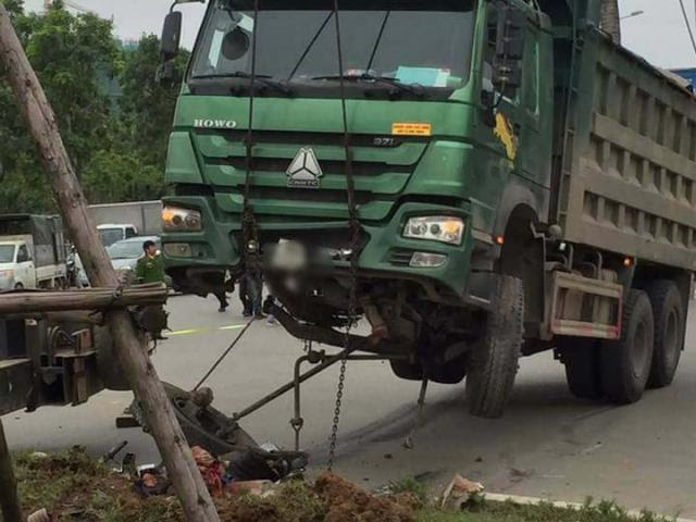 Bị xe tải kéo lê, người đàn ông tử nạn trên đường đi làm